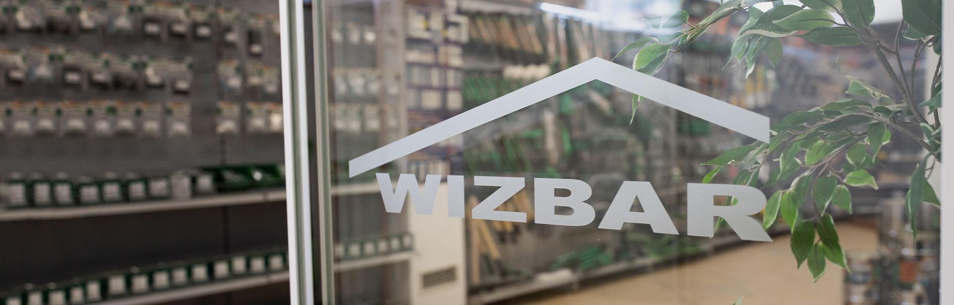 Wizbar - logo na drzwiach wejściowych sklepu